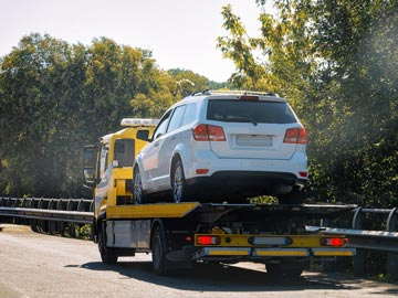 Auto wird mit unserem Abschleppdienst abgeschleppt.