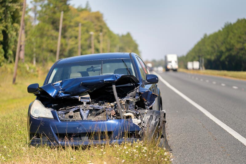 Der Airbag Ihres Autos ist gesprungen. Wir kaufen gern Ihr Auto an. Unfallwagen an der Straßenseite geparkt.